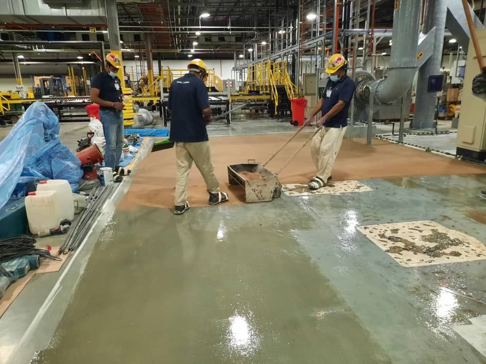 Applying terracotta PU screed by hand: PU screed broadcast, terracotta